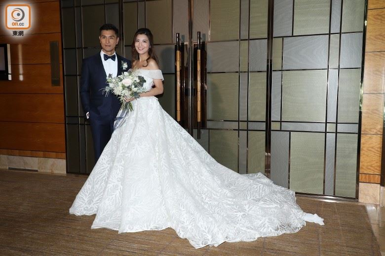 婚宴开始咯!陈展鹏单文柔大秀婚戒好闪啊