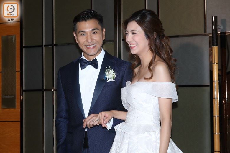 婚宴开始咯!陈展鹏单文柔大秀婚戒好闪啊