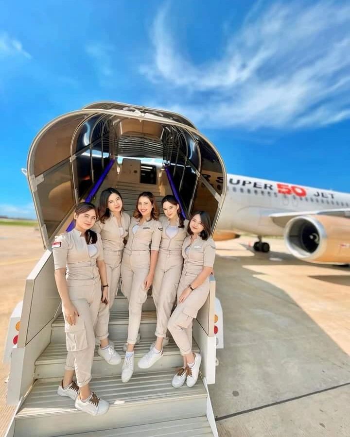 印尼空姐告别包臀裙与高跟鞋👠换上小白鞋与工装裤上班✈️