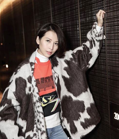 蔡少芬带儿子到户外散步，母子互动画面感超温馨！