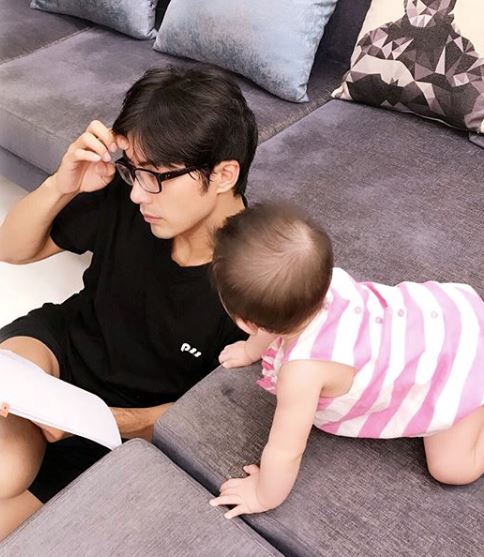 超可爱！贺军翔晒女儿萌照，身穿连衣裙戴墨镜超像「小贵妇」