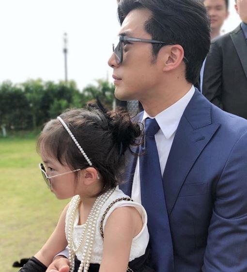 超可爱！贺军翔晒女儿萌照，身穿连衣裙戴墨镜超像「小贵妇」