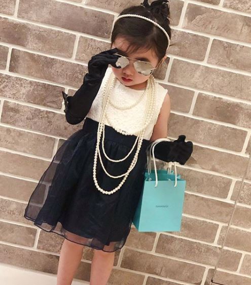 超可爱！贺军翔晒女儿萌照，身穿连衣裙戴墨镜超像「小贵妇」