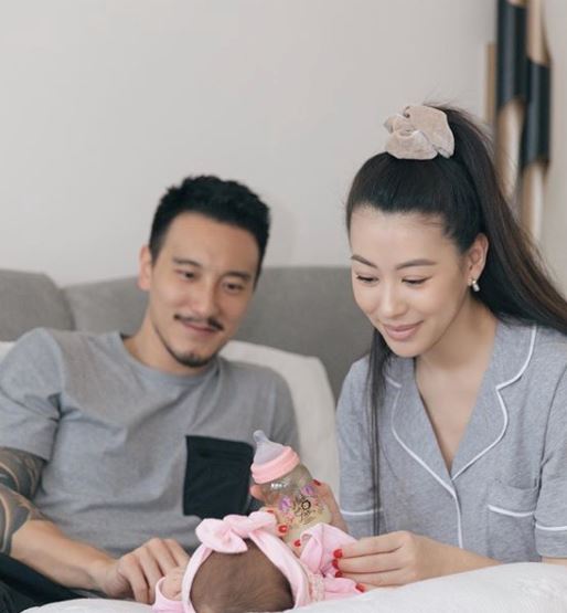 王阳明晒全家福,两夫妻轮流给宝宝喂奶,画面超温馨!