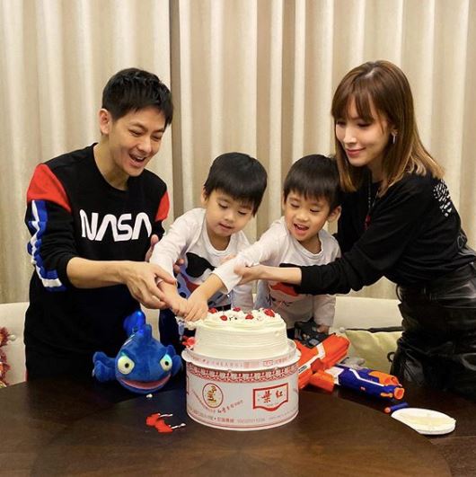 kimi说故事哄双胞胎弟弟睡觉,网民:是个暖男!