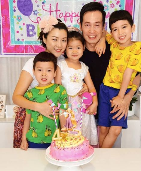 好温馨！陈茵媺晒全家福为小女儿庆生，网友惊呆：女儿跟妈妈好像！