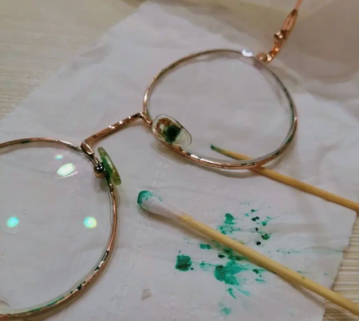 ⚠️眼镜鼻托变铜绿色❓皮肤碰到会红痒❗️记得定期要清洗或换鼻托啊