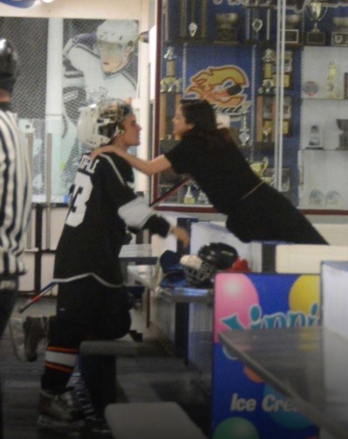 亲下去了!justin bieber & selena gomez当众热吻超闪