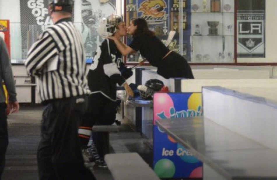 亲下去了!justin bieber & selena gomez当众热吻超闪