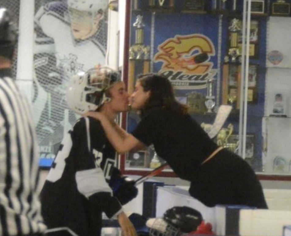 亲下去了!justin bieber & selena gomez当众热吻超闪