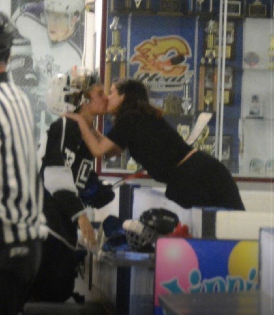 亲下去了!justin bieber & selena gomez当众热吻超闪