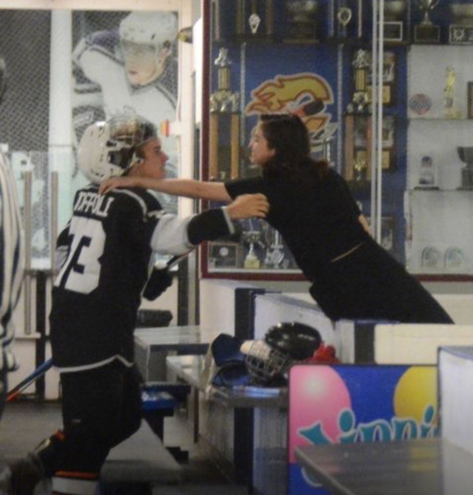 亲下去了!justin bieber & selena gomez当众热吻超闪