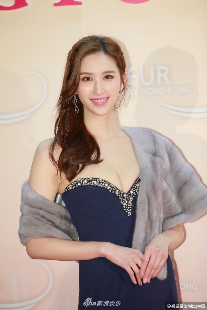 一班港姐低胸裙现身争艳！陈凯琳自曝与郑嘉颖过年见家长