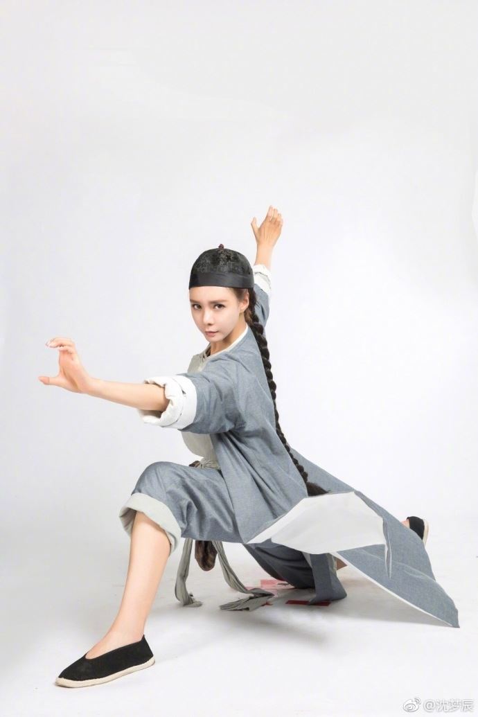 目光炯炯架势超足！沈梦辰一身短打练武术动作标准