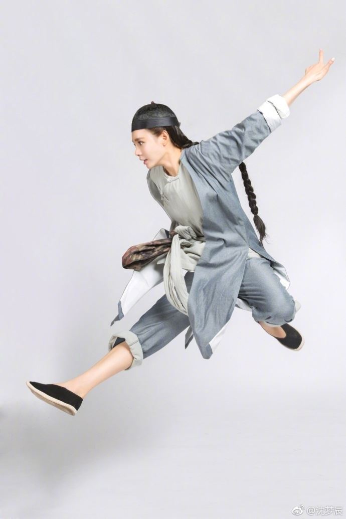 目光炯炯架势超足！沈梦辰一身短打练武术动作标准