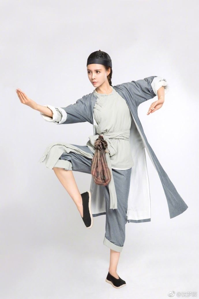 目光炯炯架势超足！沈梦辰一身短打练武术动作标准