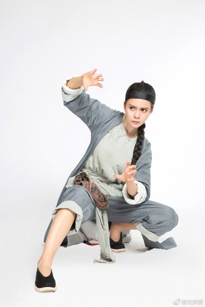 目光炯炯架势超足！沈梦辰一身短打练武术动作标准