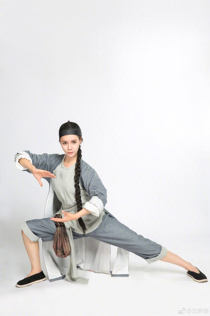 目光炯炯架势超足！沈梦辰一身短打练武术动作标准