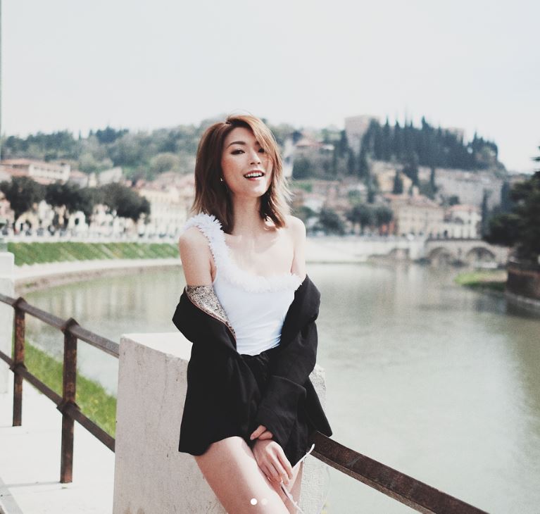 连诗雅上载意大利美照！又露香肩又晒长腿真性感