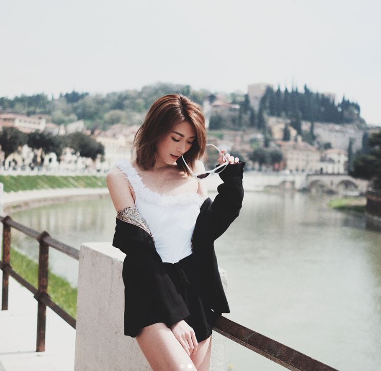 连诗雅上载意大利美照！又露香肩又晒长腿真性感