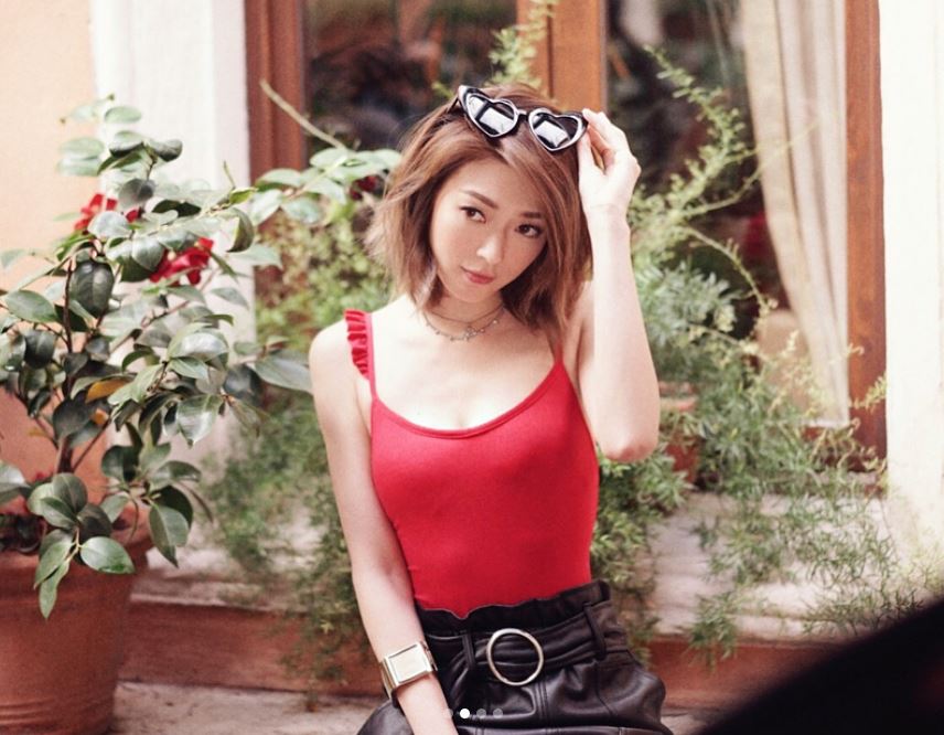 连诗雅上载意大利美照！又露香肩又晒长腿真性感