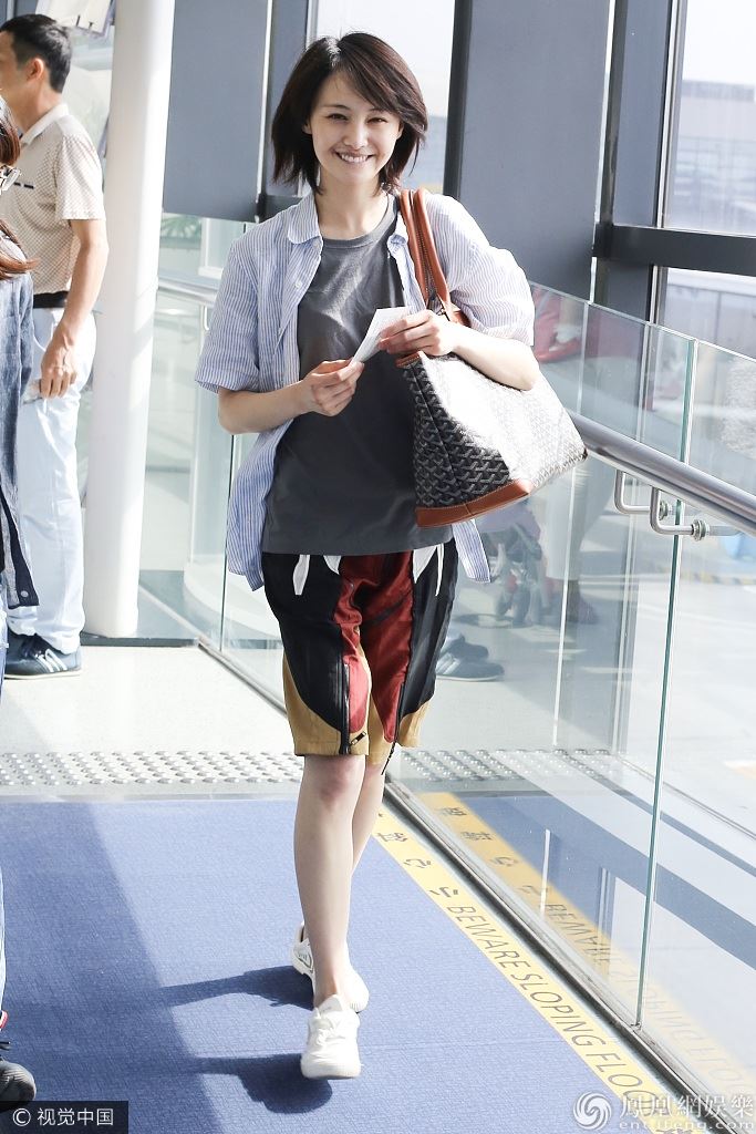 郑爽大素颜搭飞机没在怕！皮肤超白嫩超好