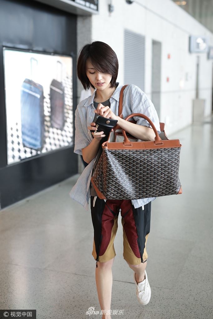 郑爽大素颜搭飞机没在怕！皮肤超白嫩超好