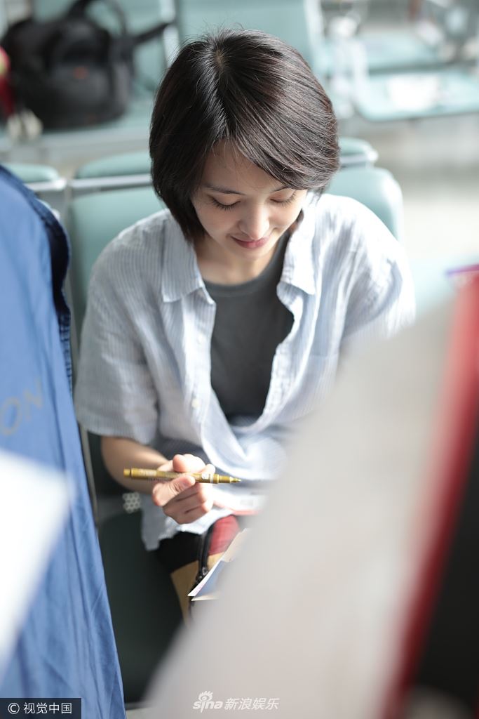 郑爽大素颜搭飞机没在怕！皮肤超白嫩超好