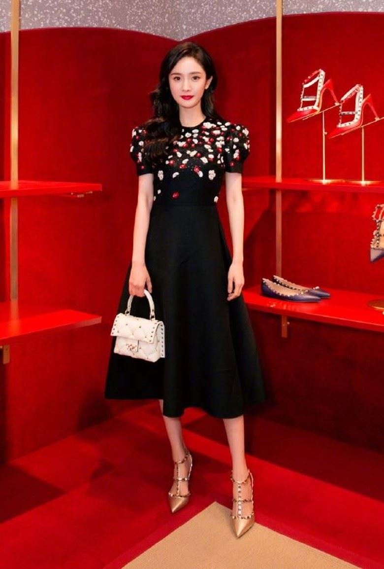 圈中的爆瘦火柴女星！吴谨言瘦到锁骨可以装水