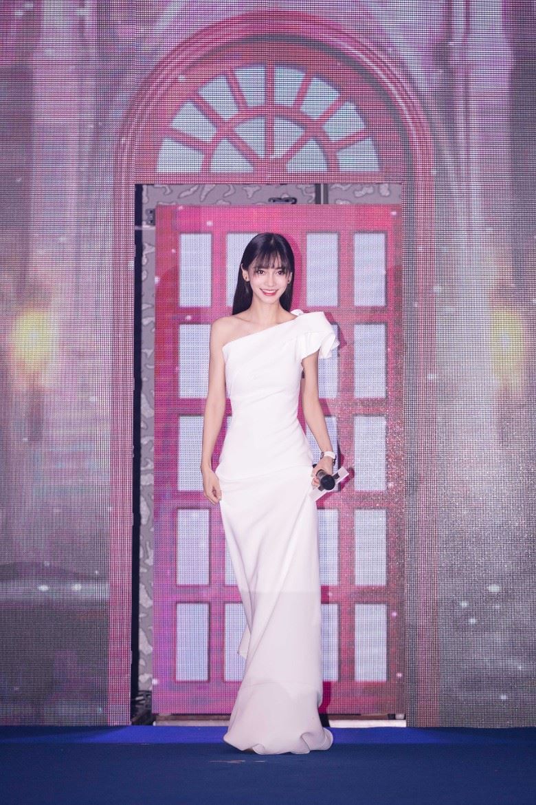 圈中的爆瘦火柴女星！吴谨言瘦到锁骨可以装水