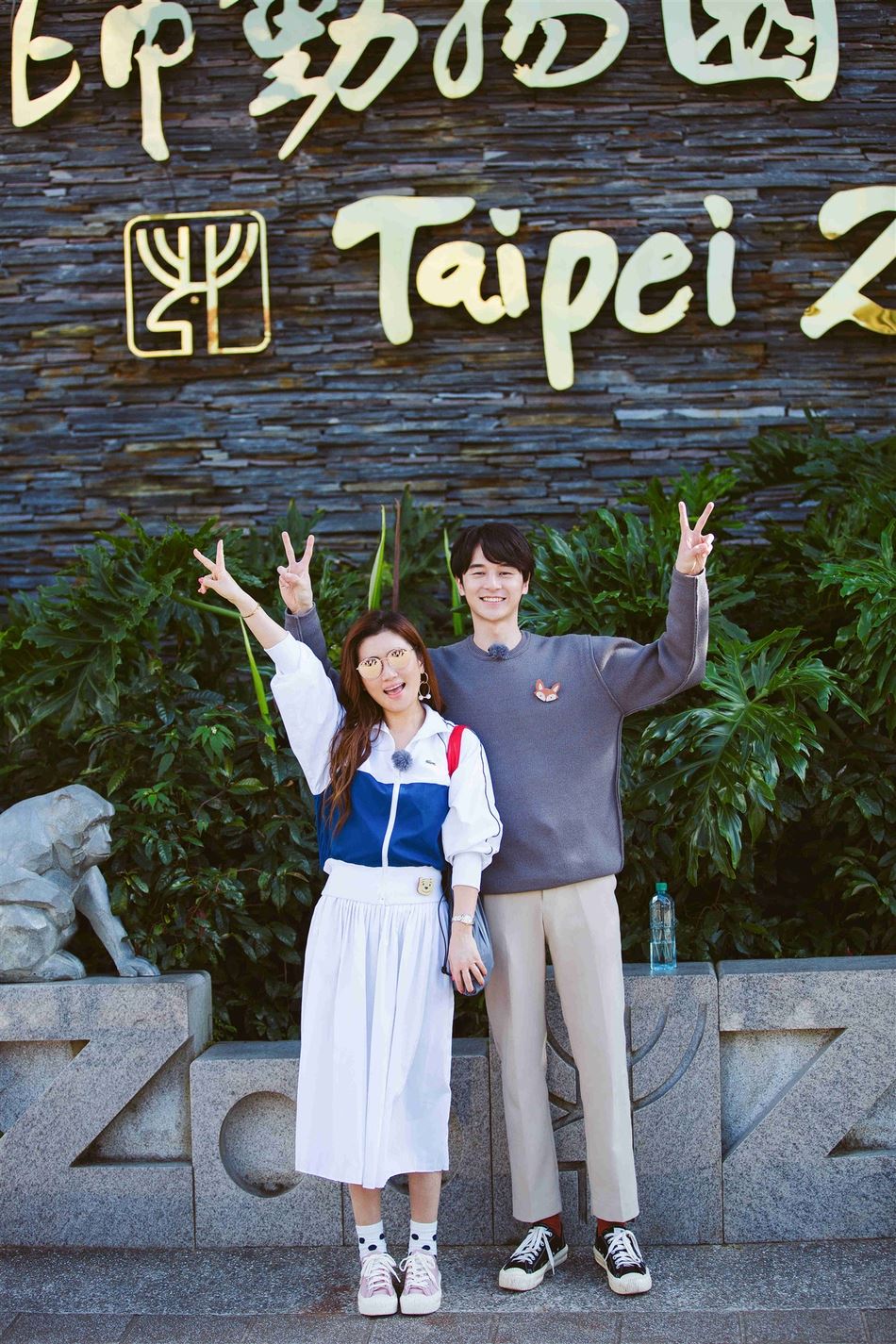 【多图】越来越甜蜜！张轩睿、selina戴情侣胸针逛动物园