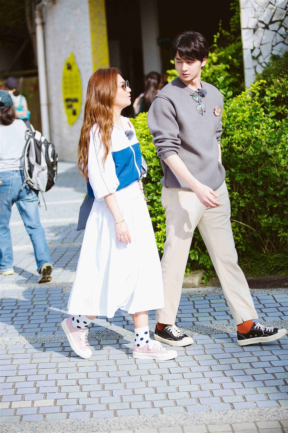 【多图】越来越甜蜜！张轩睿、selina戴情侣胸针逛动物园