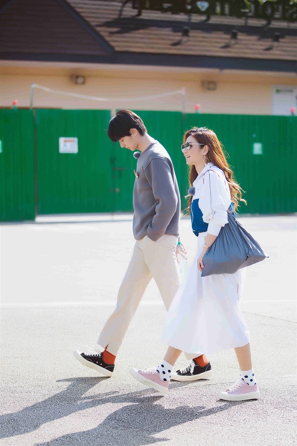 【多图】越来越甜蜜！张轩睿、selina戴情侣胸针逛动物园