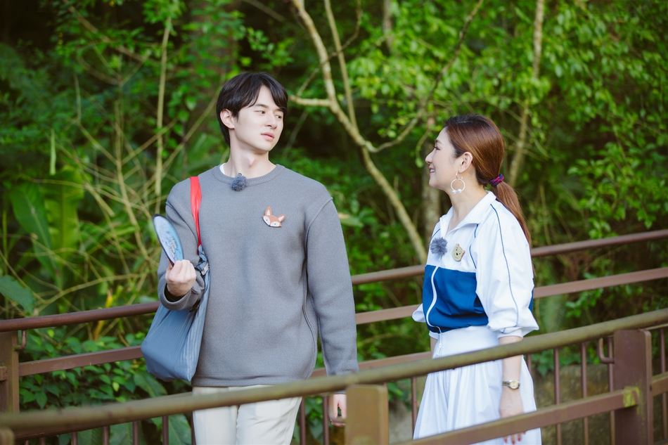 【多图】越来越甜蜜！张轩睿、selina戴情侣胸针逛动物园