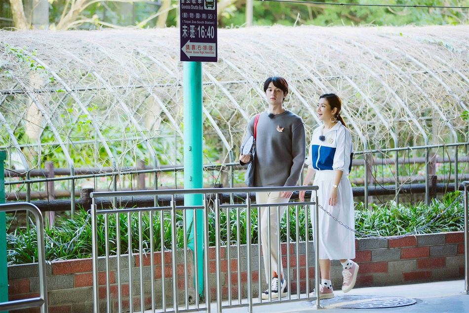 【多图】越来越甜蜜！张轩睿、selina戴情侣胸针逛动物园