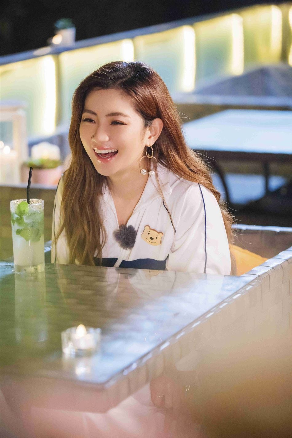 【多图】越来越甜蜜！张轩睿、selina戴情侣胸针逛动物园