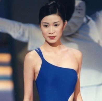 佘诗曼晒性感泳装照啊! 而且是自己设计的