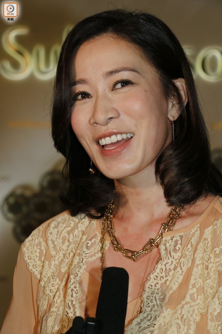 怎么了？！娴妃佘诗曼胸口有一片红印
