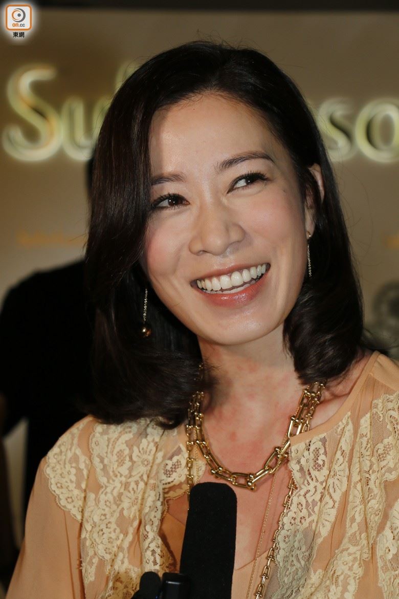 怎么了？！娴妃佘诗曼胸口有一片红印