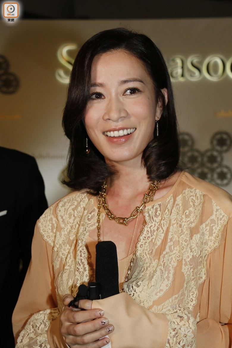 怎么了？！娴妃佘诗曼胸口有一片红印