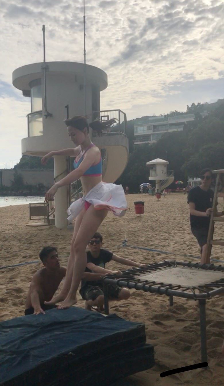 《特技人》首播！首当女主！朱晨丽大派福利！性感排球look好索