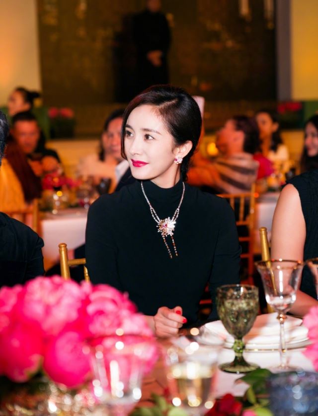 与辣妈小s出席时尚活动！杨幂超高叉黑裙大晒美腿劲抢镜