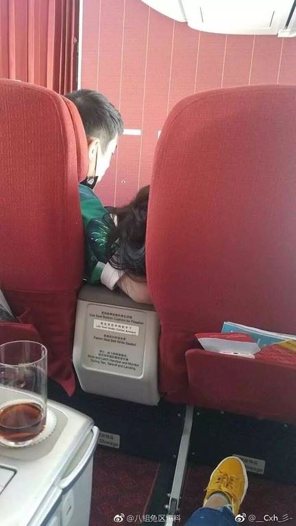 【飞机上靠着手臂睡觉照】流出！沈月被爆热恋186cm鲜肉男神