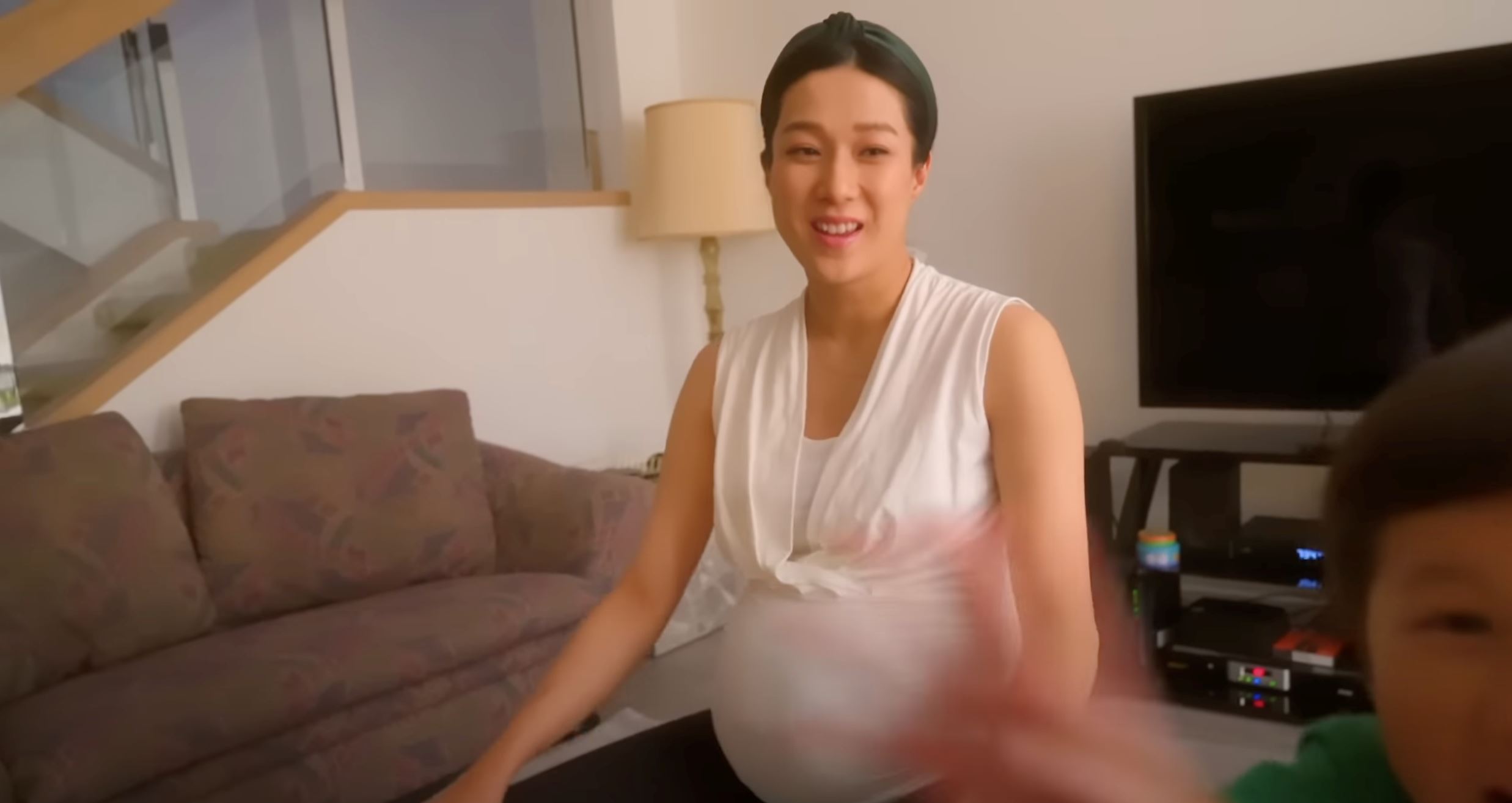 ⚠️【影片】钟嘉欣曝光水中生产过程❗️睡浴缸生小女儿