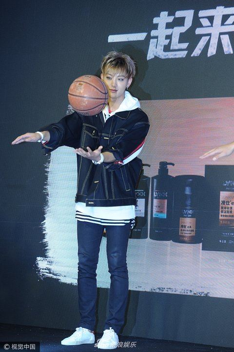 黄子韬变身篮球少年！帅气运球、投篮技术相当了得