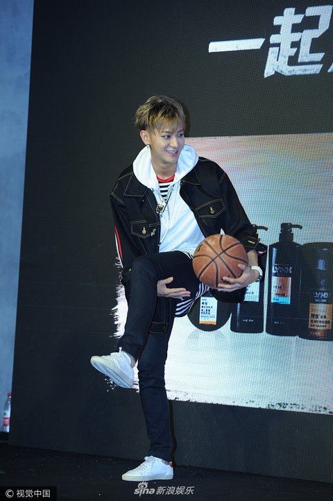 黄子韬变身篮球少年！帅气运球、投篮技术相当了得
