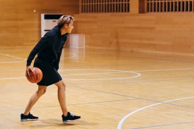 黄子韬变身篮球少年！帅气运球、投篮技术相当了得