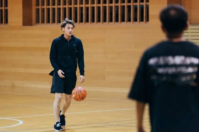 黄子韬变身篮球少年！帅气运球、投篮技术相当了得