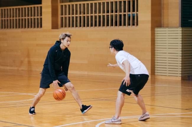 黄子韬变身篮球少年！帅气运球、投篮技术相当了得