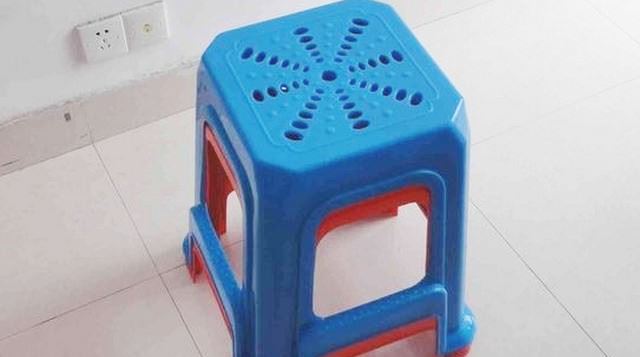 原来如此！塑料椅子中间的洞究竟是干嘛的呢？